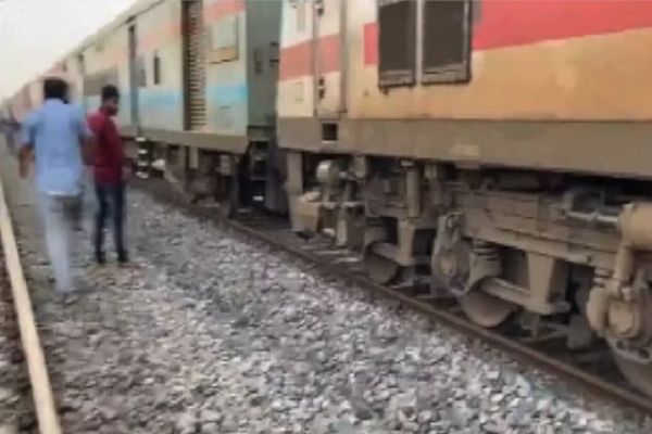 पटरी से उतरी साबरमती एक्सप्रेस: साजिश या हादसा? जांच में जुटी पुलिस