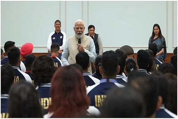 पेरिस पैरालंपिक में इतिहास रचने वाले खिलाड़ियों से मिले पीएम मोदी