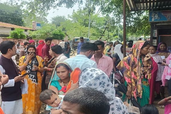 Ladli Behna Yojana: डिंडौरी में मुख्यमंत्री लाड़ली बहना के एक सप्ताह से भरे जा रहे फर्जी फॉर्म