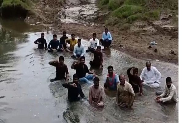 रतलाम जिले में किसानों का प्रदर्शन&hellip; 11 घंटे तक नदी के पानी में बैठे रहे, बारिश में नहीं जा पाते खेत