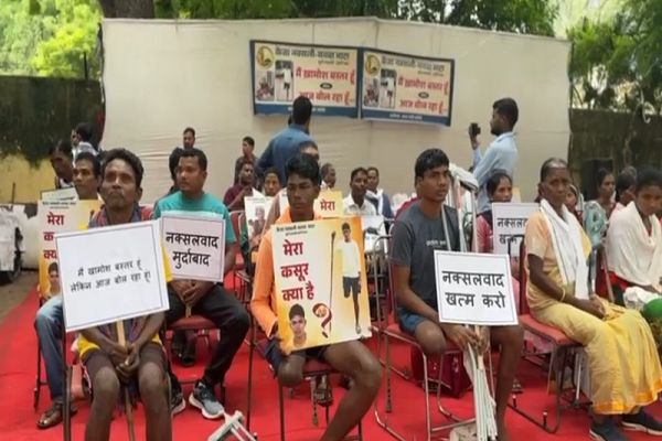 बस्तर के नक्सल पीड़ितों ने दिल्ली के जंतर-मंतर में व्यक्त की अपनी पीड़ा...