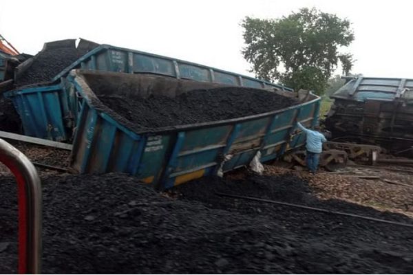 वृन्दावन में पटरी से उतरी मालगाड़ी, 12 ट्रेनें निरस्त, कई के बदले रुट...