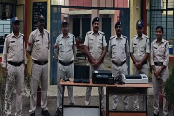 खुद को आयकर अधिकारी बताकर करता था जालसाजी... 88 फर्जी पैनकार्ड के साथ गिरफ्तार