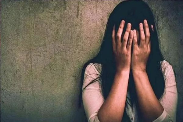 कुत्ता घुमा रही युवती को जबरन घर में खींचा, परिजनों को आपत्तिजनक हालत में मिली; आरोपी गिरफ्तार