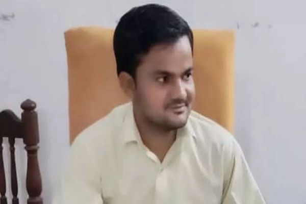 करवा चौथ के दिन पति ने लगाई फांसी, पत्नी का व्रत खुलवाकर साड़ी को बनाया फंदा