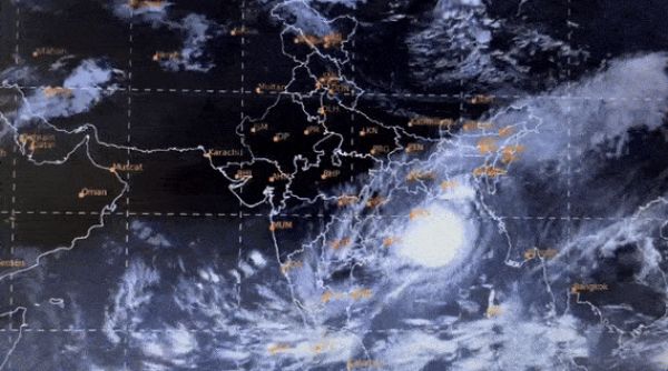 Cyclone Dana: क्या ट्रेनों को उड़ा ले जाएगा समुद्री चक्रवात दाना? ओडिशा में लैंडफॉल से पहले बंगाल में जंजीरों से बांधी गई ट्रेनें
