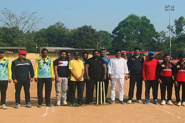 ड्यूज बाल क्रिकेट प्रतियोगिता में दुलीकेशन साहू बने मुख्य अतिथि