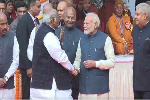  PM मोदी का हाथ पकड़कर ठहाका लगाकर बात करते दिखे मल्लिकार्जुन खड़गे, दो दिग्गज नेताओं का दुर्लभ वीडियो हुआ वायरल