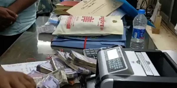 भुवनेश्वर : ओडिशा विजिलेंस ने खंडगिरी सब-रजिस्ट्रार ऑफिस में जूनियर क्लर्क को पकड़ा, जब्त किए 15 लाख रुपये