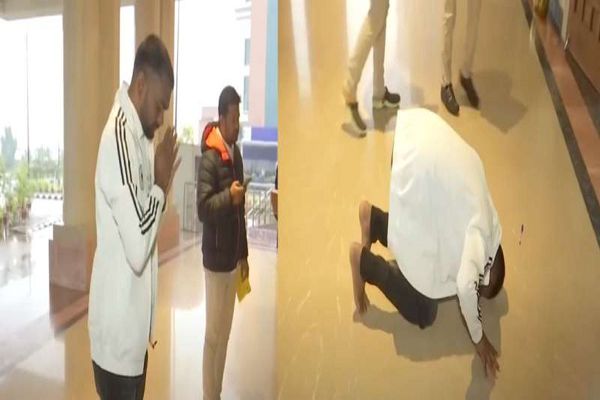 नंगे पांव विधानसभा पहुंचे विधायक जयराम महतो, चौखट पर टेका माथा, फिर हुए सदन दाखिल