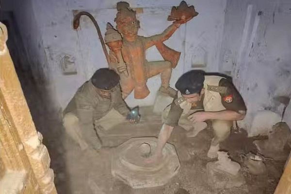 &lsquo;जय हनुमान ज्ञान गुन सागर&rsquo;&hellip; 46 साल से बंद मंदिर में श्रद्धालुओं ने की आरती, जय श्रीराम के जयकारे से गूंज उठा परिसर