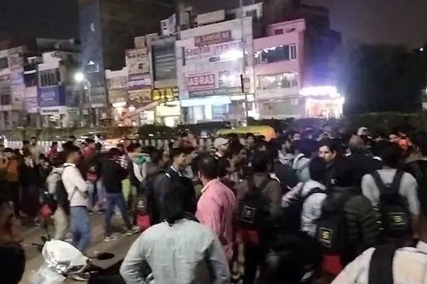 उत्कर्ष कोचिंग में 10 छात्र बेहोश, सील किए जाने की हो रही मांग