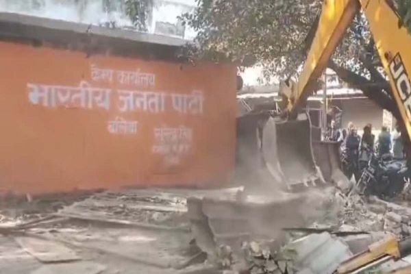BJP को ही घाव दे गया उनका &lsquo;हथियार&rsquo;&hellip;बीजेपी कार्यालय में गरजा बाबा का बुलडोजर, मिनटों में किया जमींदोज, अपने पे आई तो सहन नहीं कर पा रहे भाजपाई