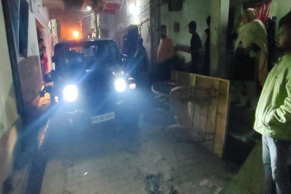 गाड़ी में विधायक का पास, नशे में 5 लोग, सकरी गली में फर्राटे भरते दौड़ी थार, किसी की टांग टूटी किसी का ठेला, एक घायल