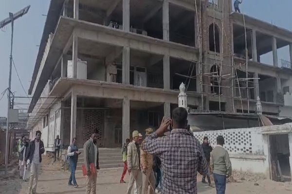 मदनी मस्जिद में अवैध निर्माण ने पकड़ा तूल : हिंदूवादी नेता ने CM से की शिकायत, अपर जिलाधिकारी की देखरेख में हो रही पैमाइश