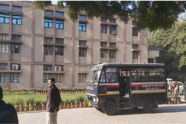 दिल्ली में फिर स्कूल को बम से उड़ाने की धमकी, DPS को फिर आया Bomb Threat का ईमेल