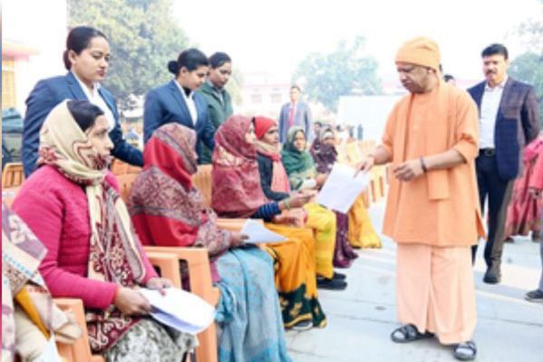 योगी ने सुनी लोगों की समस्याएं, कहा- मकान दिलाएंगे, इलाज भी कराएंगे