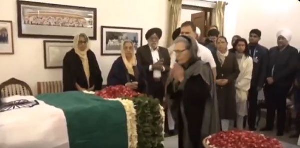 खरगे-सोनिया-राहुल-प्रियंका ने मनमोहन को किये श्रद्धा सुमन अर्पित