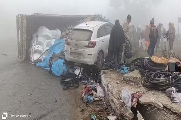 पलटी हुई कार को देख रही थी भीड़, पीछे से ट्रक लोगों पर चढ़ा, 4 की मौत