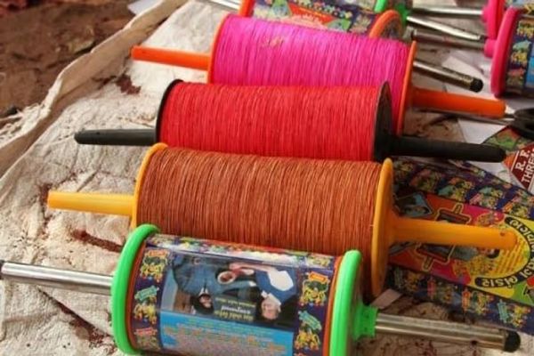 चाइनीज मांझा के खिलाफ कार्रवाई: 987 बॉबिन्स जब्त, कई गिरफ्तार