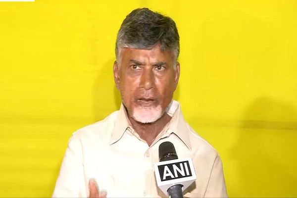 तिरुपति भगदड़ मामले में पांच अधिकारियों पर गिरी गाज, सीएम ने मृतकों के परिजनों को 25 लाख रुपये देने का किया एलान