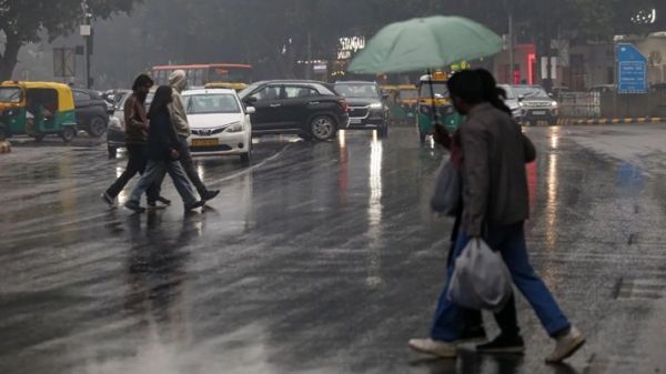 दिल्ली-NCR में बारिश ने बढ़ाई ठिठुरन
