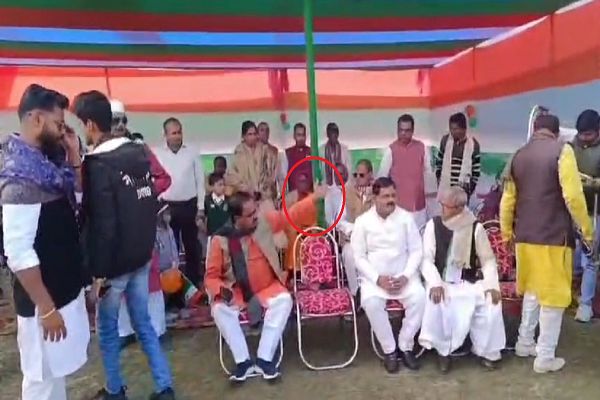 कुर्सी का चक्कर &lsquo;बाबू भैया&rsquo;, सीएम नीतीश के बड़बोले विधायक ने गणतंत्र दिवस समारोह में जमकर काटा बवाल, कार्यकर्ताओं के साथ की गाली गलौज