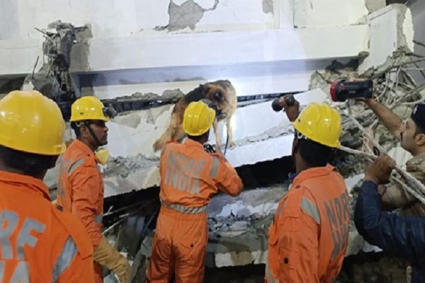 बुराड़ी में ढही चार मंजिला इमारत, दो की मौत, कई दबे