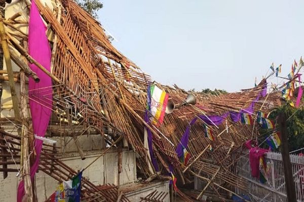 निर्वाण महोत्सव के दौरान मंच टूटा: 7 की मौत, 75 से ज्यादा घायल...