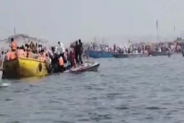 गंगा नदी में बड़ा हादसा, घाट के पास टक्कर के बाद पलटी नाव, 60 से अधिक लोग थे सवार