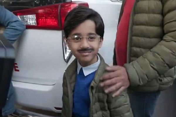  केजरीवाल के आवास पर पहुंचा 'बेबी मफलर मैन'