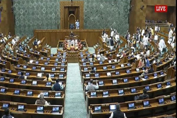 राज्यसभा में JPC रिपोर्ट पेश, हंगामे के चलते लोकसभा दोपहर 2 बजे तक स्थगित