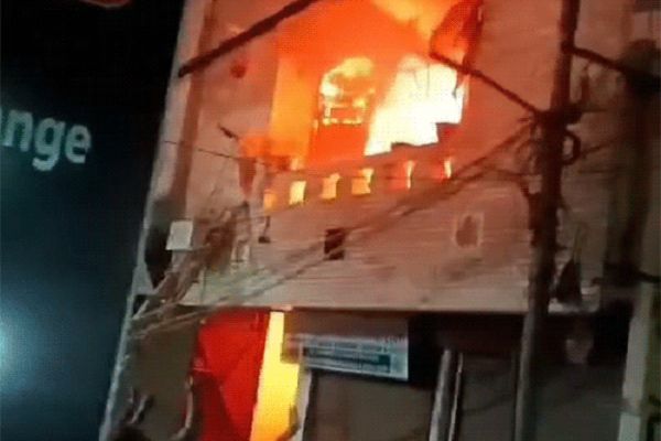 दिल्ली के नांगलोई इलाके में आग लगने के बाद मकान से कूदे 6 लोग, अस्पताल में भर्ती; गैस लीक होने से हुआ हादसा