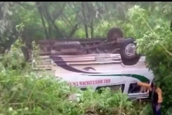 मुन्नार में बस पलटने से तीन छात्रों की मौत