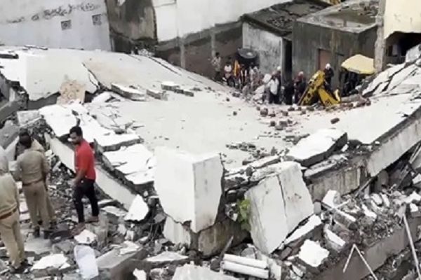  लेंटर ढहने से मलबे में दबकर दो मजदूरों की मौत, चार घायल