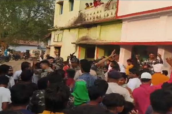 झारखंड के देवघर में साइबर अपराधियों को पकड़ने गये थाना प्रभारी को ग्रामीणों ने बनाया बंधक