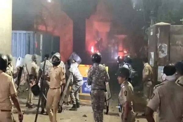 नागपुर में हिंसा के बाद इलाकों में कर्फ्यू, 65 उपद्रवी हिरासत में, 25 पुलिसवाले घायल