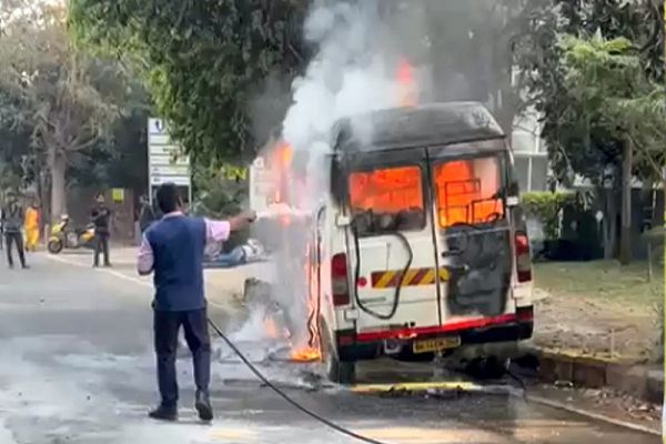 नाराज ड्राइवर ने मिनी बस में लगाई आग, चार कर्मचारियों की मौत