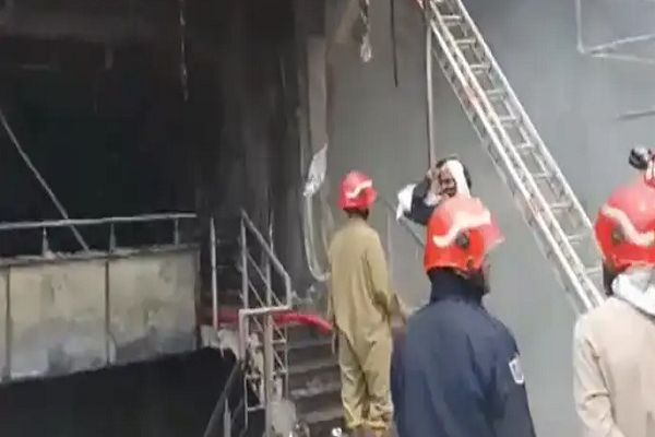 दिल्ली के शाहीन बाग इलाके में जलकर खाक हो गया जूतों का शो रूम, दिखा भयावह मंजर