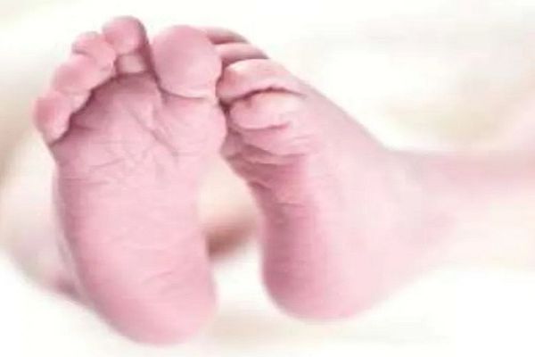 एयरपोर्ट के टॉयलेट में मिला नवजात का शव