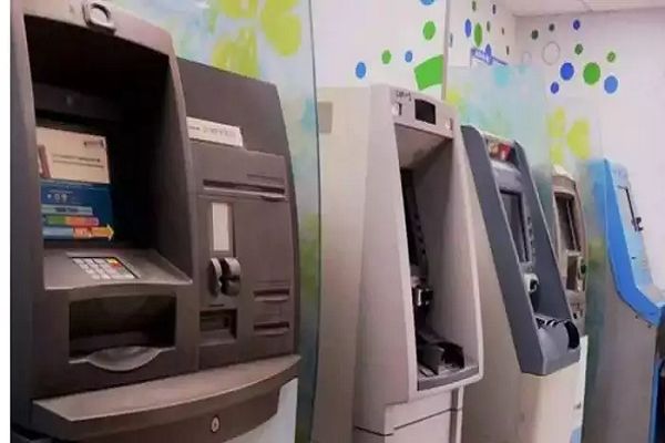 गजब! दिल्ली में तो एटीएम ही उखाड़ ले गए, 3.71 लाख रुपये था कैश