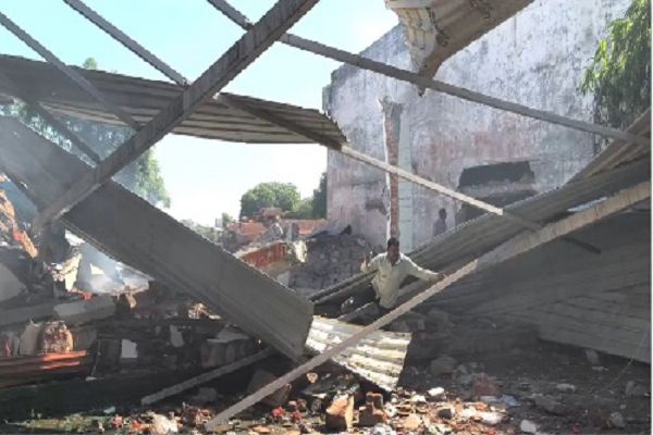 पटाखा फैक्ट्री में लगी भीषण आग, 17 की मौत