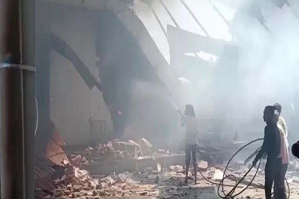 गुजरात के बनासकांठा में पटाखा फैक्ट्री में भीषण आग, 12 मजदूरों की जलकर मौत, कई घायल