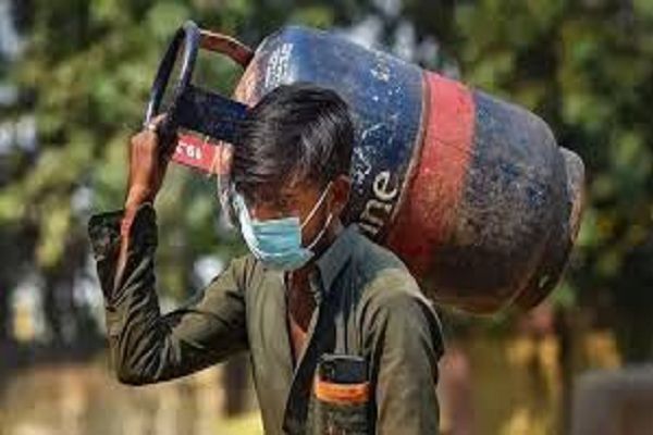 केंद्र सरकार ने दी जनता को बड़ी राहत, एलपीजी सिलेंडर 45 रुपए तक हुआ सस्ता, यह हैं नए दाम