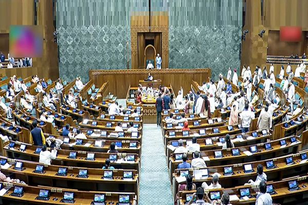 वक्फ संशोधन बिल लोकसभा में आज होगा पेश, विरोध की तैयारी में विपक्ष; जानिए क्या-क्या होंगी चुनौतियां