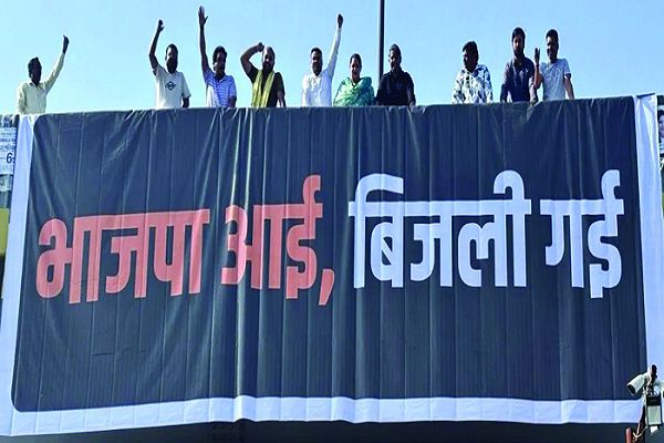 &lsquo;भाजपा आई, बिजली गई&rsquo;: दिल्ली में बिजली कटौती के मुद्दे पर AAP का कश्मीरी गेट-कालकाजी में विरोध प्रदर्शन