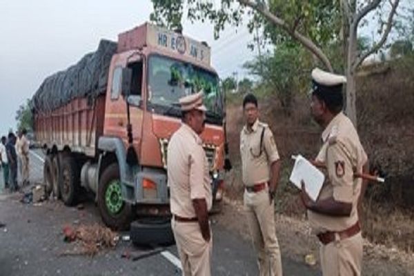 सड़क हादसा में एक ही परिवार के 5 सदस्यों की मौत