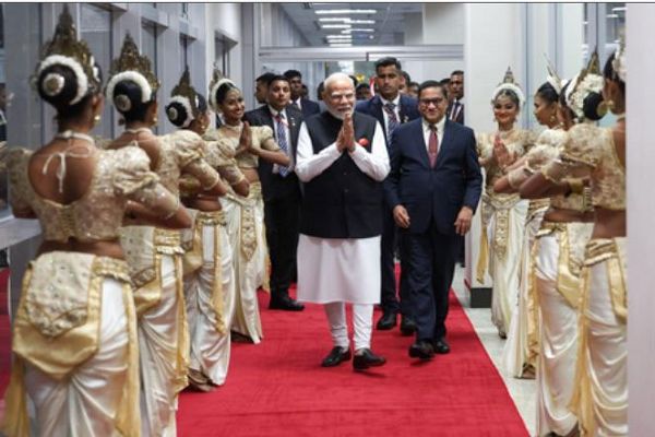 भारतीय प्रवासियों ने भारी बारिश के बीच कोलंबो में पीएम मोदी का किया भव्य स्वागत