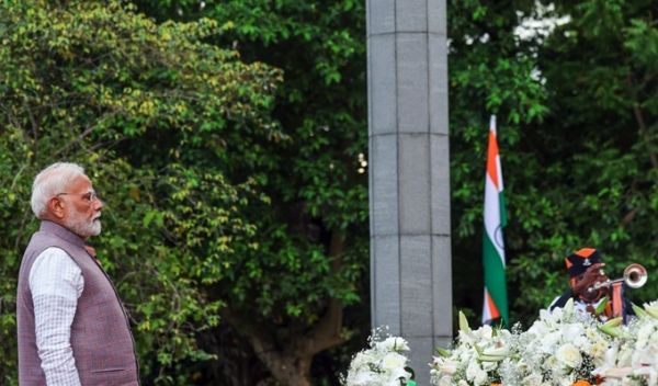 प्रधानमंत्री मोदी ने श्रीलंका के अनुराधापुरा में बौद्ध मंदिर के दर्शन किए