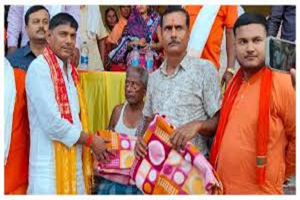 भीषण गर्मी में मंत्रीजी ने 700 लोगों को बांट दिए कंबल, RJD ने घेरा, लोग बोले- गजब तमाशा